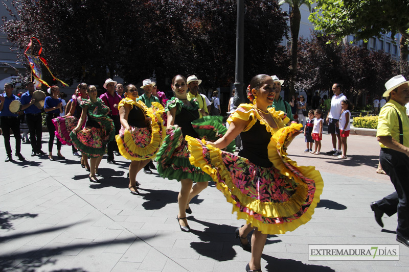 GALERÍA I - Las agrupaciones del Festival Folklórico realizan el tradicional desfile por las calles de Badajoz