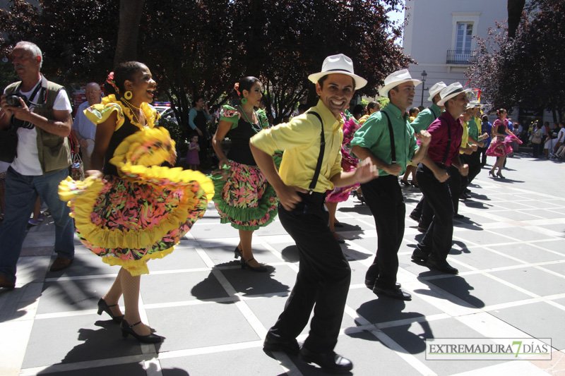 GALERÍA I - Las agrupaciones del Festival Folklórico realizan el tradicional desfile por las calles de Badajoz