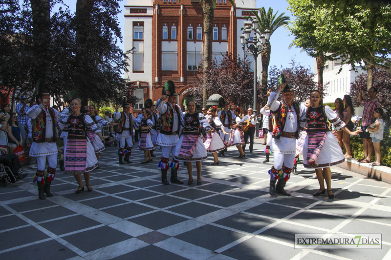 GALERÍA I - Las agrupaciones del Festival Folklórico realizan el tradicional desfile por las calles de Badajoz