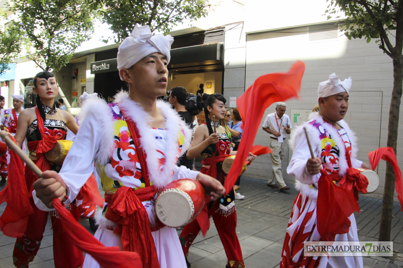 GALERÍA II - Las agrupaciones del Festival Folklórico realizan el tradicional desfile por las calles de Badajoz