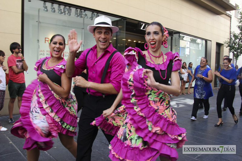 GALERÍA II - Las agrupaciones del Festival Folklórico realizan el tradicional desfile por las calles de Badajoz