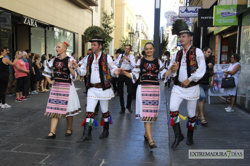 GALERÍA II - Las agrupaciones del Festival Folklórico realizan el tradicional desfile por las calles de Badajoz