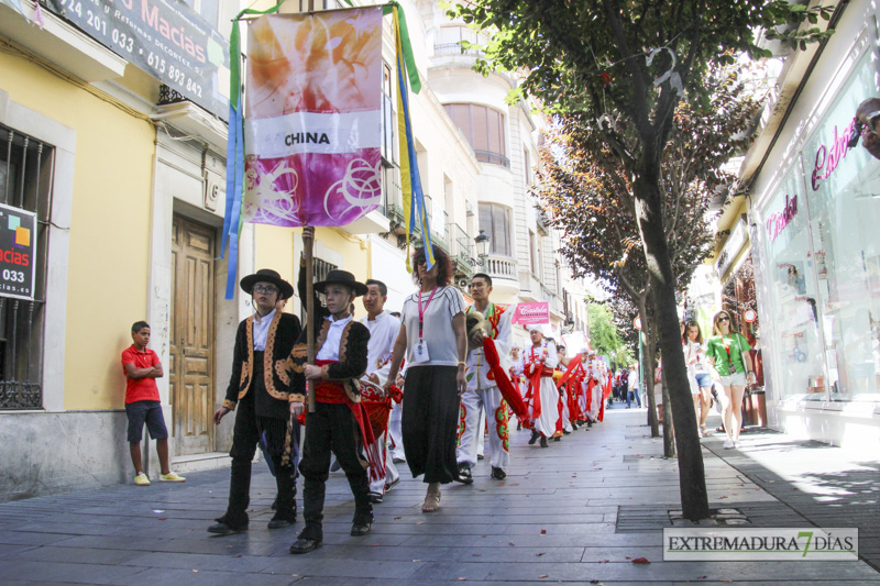 GALERÍA II - Las agrupaciones del Festival Folklórico realizan el tradicional desfile por las calles de Badajoz