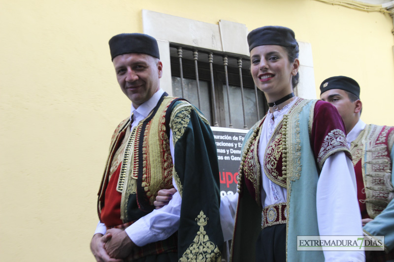 GALERÍA II - Las agrupaciones del Festival Folklórico realizan el tradicional desfile por las calles de Badajoz