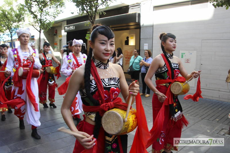 GALERÍA II - Las agrupaciones del Festival Folklórico realizan el tradicional desfile por las calles de Badajoz