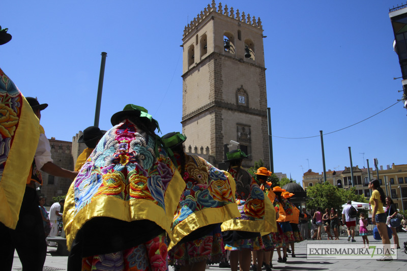 GALERÍA II - Las agrupaciones del Festival Folklórico realizan el tradicional desfile por las calles de Badajoz