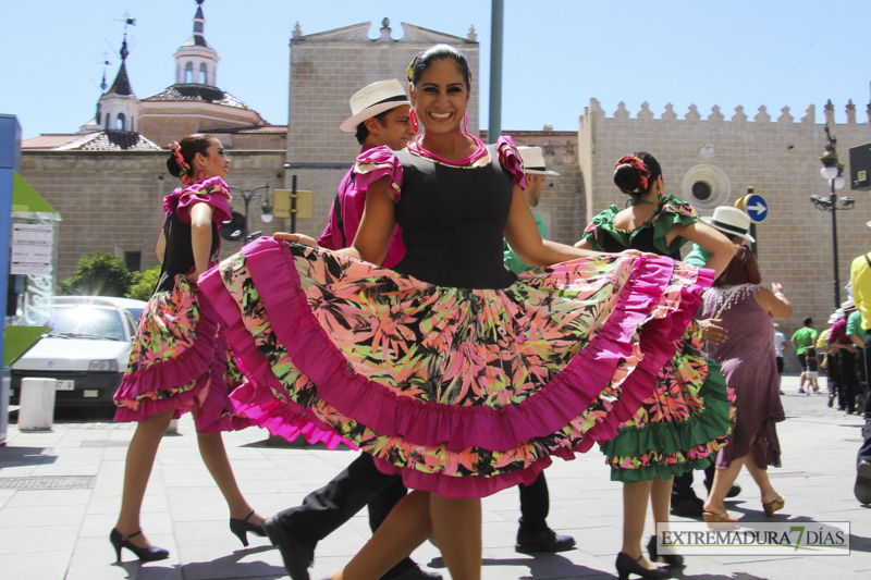 GALERÍA II - Las agrupaciones del Festival Folklórico realizan el tradicional desfile por las calles de Badajoz