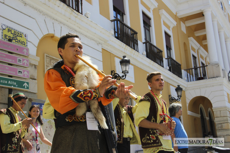 GALERÍA II - Las agrupaciones del Festival Folklórico realizan el tradicional desfile por las calles de Badajoz