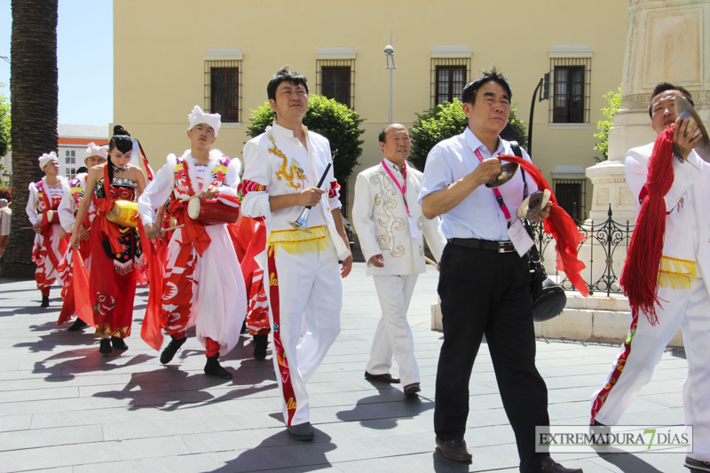 GALERÍA II - Las agrupaciones del Festival Folklórico realizan el tradicional desfile por las calles de Badajoz