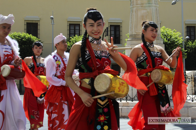 GALERÍA II - Las agrupaciones del Festival Folklórico realizan el tradicional desfile por las calles de Badajoz