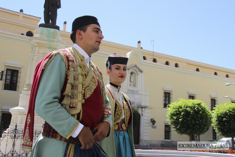 GALERÍA II - Las agrupaciones del Festival Folklórico realizan el tradicional desfile por las calles de Badajoz