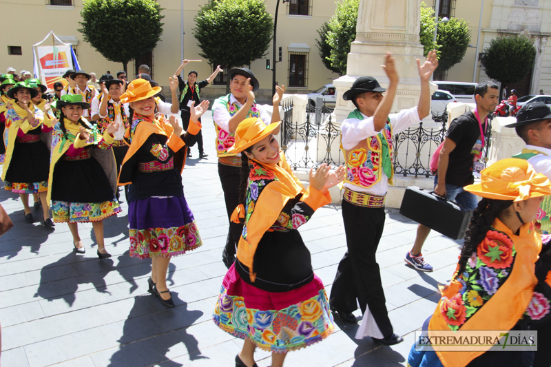 GALERÍA II - Las agrupaciones del Festival Folklórico realizan el tradicional desfile por las calles de Badajoz