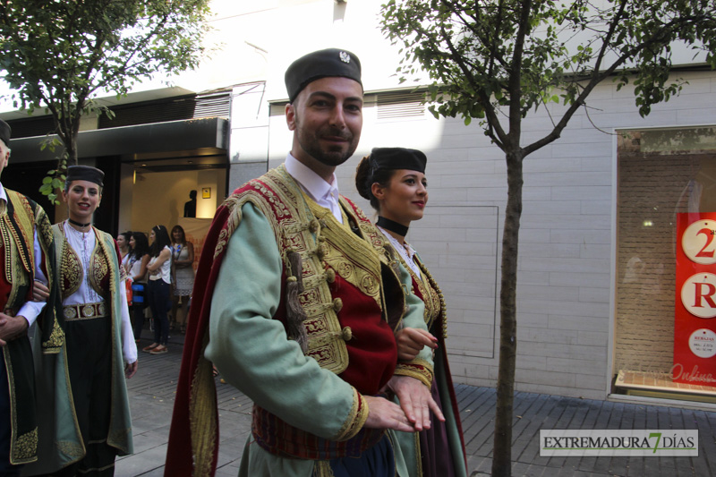 GALERÍA II - Las agrupaciones del Festival Folklórico realizan el tradicional desfile por las calles de Badajoz