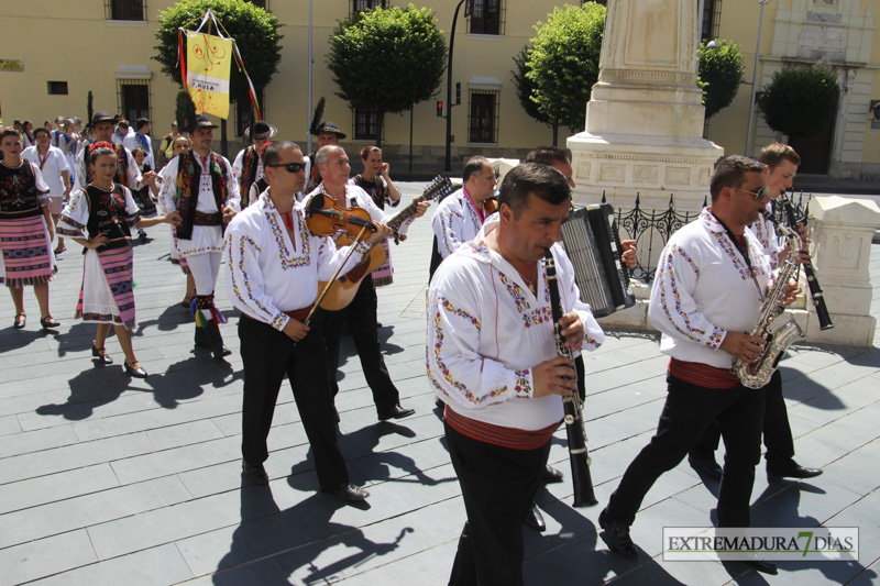 GALERÍA II - Las agrupaciones del Festival Folklórico realizan el tradicional desfile por las calles de Badajoz