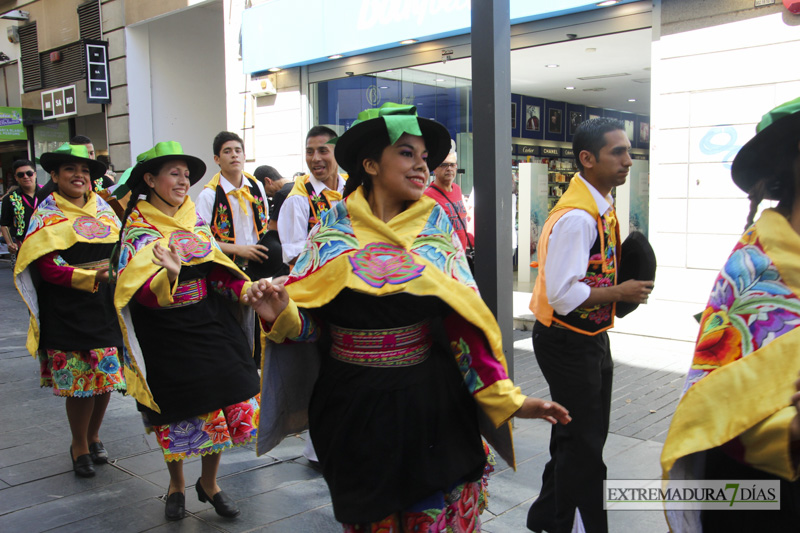 GALERÍA II - Las agrupaciones del Festival Folklórico realizan el tradicional desfile por las calles de Badajoz