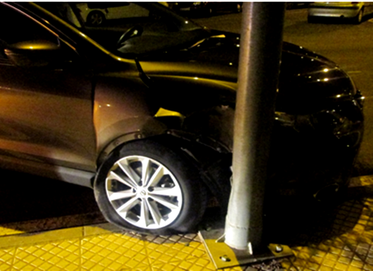 Un conductor ebrio empotra su coche contra una farola en Badajoz