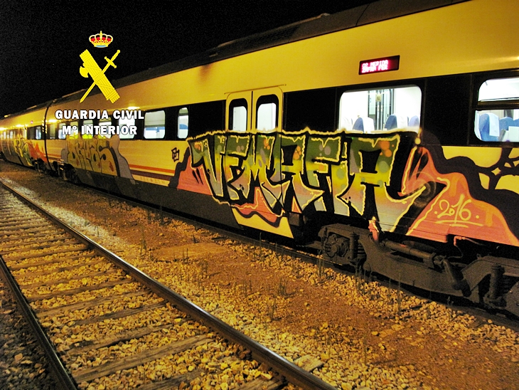 Cuatro jóvenes sorprendidos cuando realizaban pintadas en vagones de tren