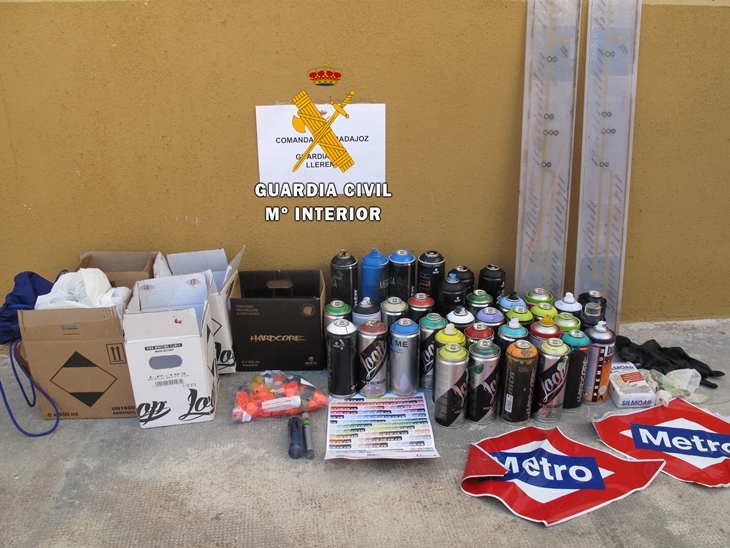 Cuatro jóvenes investigados por realizar pintadas en vagones de un tren