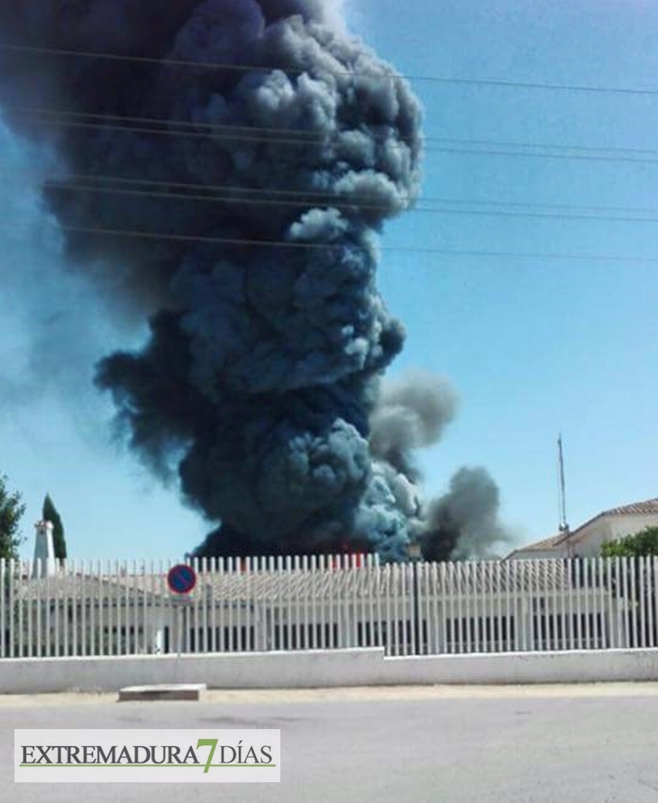 Fuera de control un incendio declarado en la fábrica Ybarra de Dos Hermanas (Sevilla)