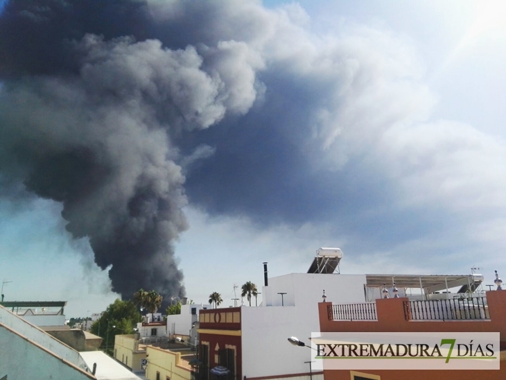 Fuera de control un incendio declarado en la fábrica Ybarra de Dos Hermanas (Sevilla)