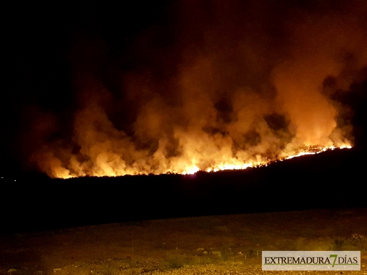 Un incendio de gran magnitud es visible desde Badajoz