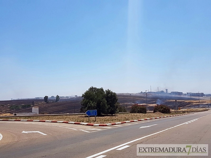 Incendio de grandes dimensiones a las afueras de Badajoz