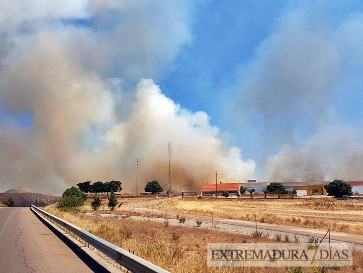 Incendio de grandes dimensiones a las afueras de Badajoz