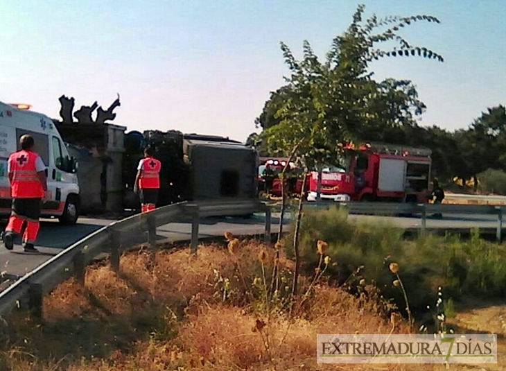 Herido grave en el vuelco de un camión cargado de corcho