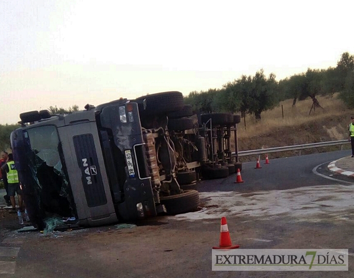 Herido grave en el vuelco de un camión cargado de corcho