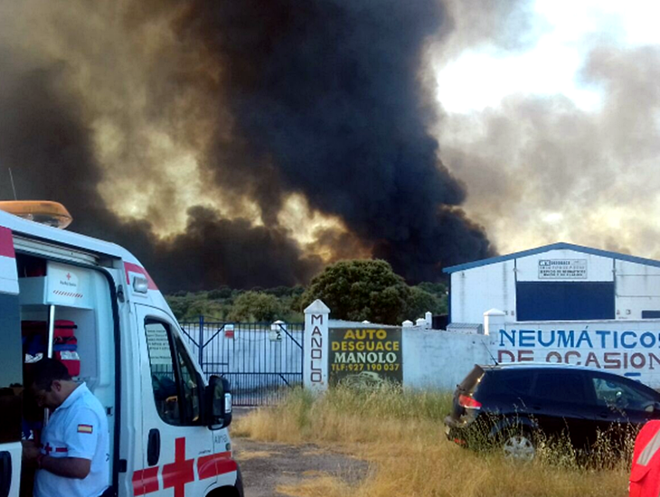 Un incendio amenaza una urbanización de Cáceres