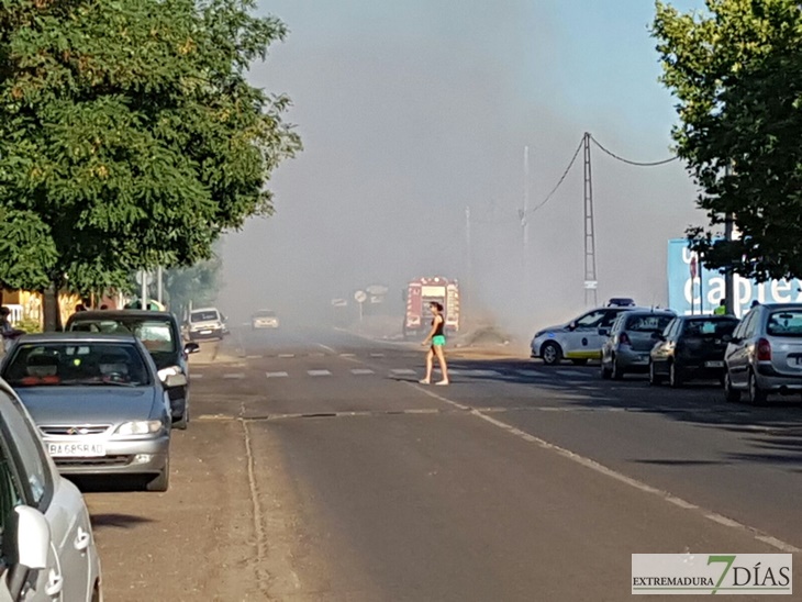 La carretera de la Corte (Badajoz) afectada por las llamas