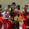 GALERÍA II - Las agrupaciones del Festival Folklórico realizan el tradicional desfile por las calles de Badajoz