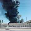 Fuera de control un incendio declarado en la fábrica Ybarra de Dos Hermanas (Sevilla)