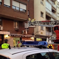 Tres heridos al caerle encima cascotes de la fachada de un edificio en Badajoz