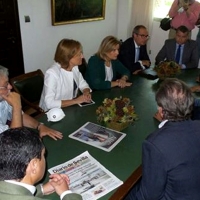 Báñez lanza un mensaje de tranquilidad a los trabajadores de Ybarra