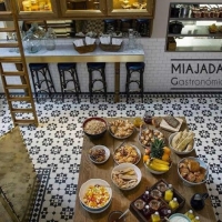 Una veintena de famosos se vuelca con ‘Miajadas Gastro’