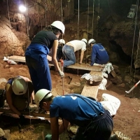 Estudiantes de cuatro países trabajan en las cuevas de Fuentes de León