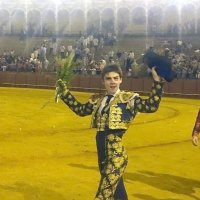 El novillero extremeño Antonio Medina corta una oreja en La Maestranza