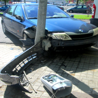 Herido tras empotrar su coche contra una farola