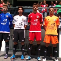 Las nuevas equipaciones del Mérida AD presentan un diseño clásico