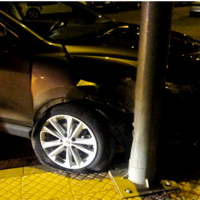 Un conductor ebrio empotra su coche contra una farola en Badajoz