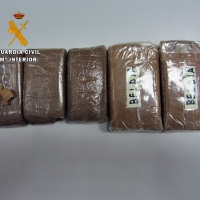 Detenido en la A-5 cuando portaba casi medio kilo de hachís