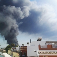 Fuera de control un incendio declarado en la fábrica Ybarra de Dos Hermanas (Sevilla)