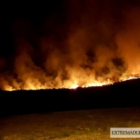 Un incendio de gran magnitud es visible desde Badajoz
