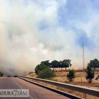 Incendio de grandes dimensiones a las afueras de Badajoz