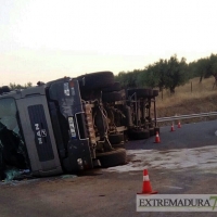 Herido grave en el vuelco de un camión cargado de corcho