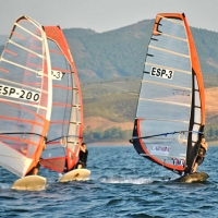 El lago extremeño de Gabriel y Galán alberga una prueba nacional de Windsurf