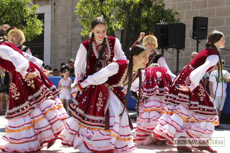 GALERÍA I - El Ayuntamiento de Badajoz da la bienvenida a las agrupaciones del Festival Folklórico