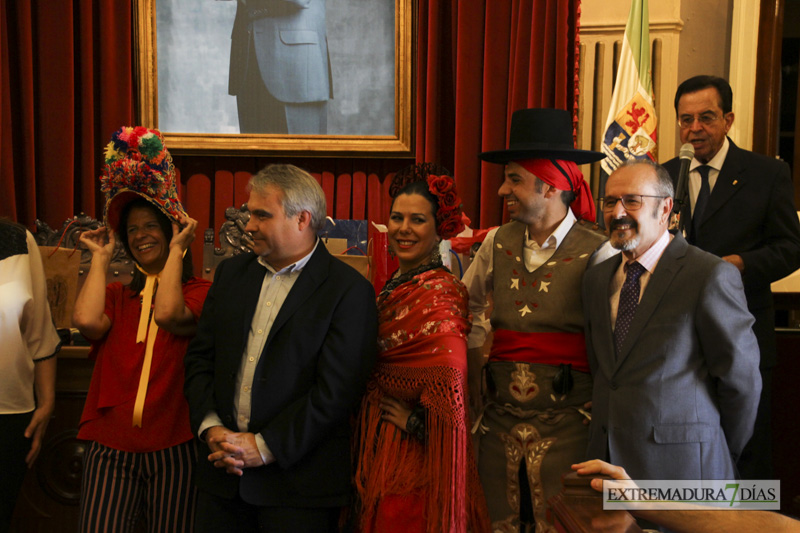 GALERÍA II - El Ayuntamiento de Badajoz da la bienvenida a las agrupaciones del Festival Folklórico