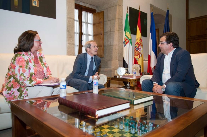 Extremadura estrecha relaciones con Paraguay y Francia